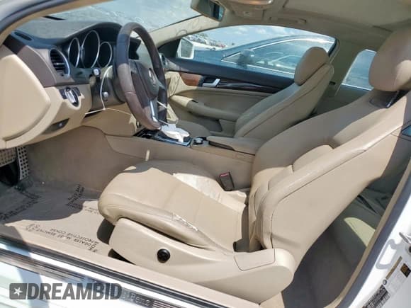 ✅ 2015 Mercedes-Benz C 250 • VIN: WDDGJ4HB8FG353438 • Lot: 66944305. Wystawiony na Copart z przebiegiem 127 768 mil. Bezpłatny archiwum sprzedaży aukcyjnych z USA i szczegółowy raport historii pojazdu na DreamBid. Zdjęcie 7.