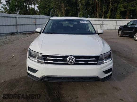 ✅ 2020 Volkswagen Tiguan SE • VIN: 3VV2B7AX2LM047931 • Lot: 86288785. Wystawiony na Copart z przebiegiem 81 969 mil. Bezpłatny archiwum sprzedaży aukcyjnych z USA i szczegółowy raport historii pojazdu na DreamBid. Zdjęcie 5.
