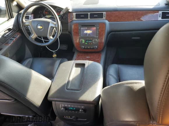 ✅ 2013 Chevrolet Suburban LTZ • VIN: 1GNSKKE7XDR280975 • Lot: 77025984. Wystawiony na Copart z przebiegiem 105 301 mil. Bezpłatny archiwum sprzedaży aukcyjnych z USA i szczegółowy raport historii pojazdu na DreamBid. Zdjęcie 8.