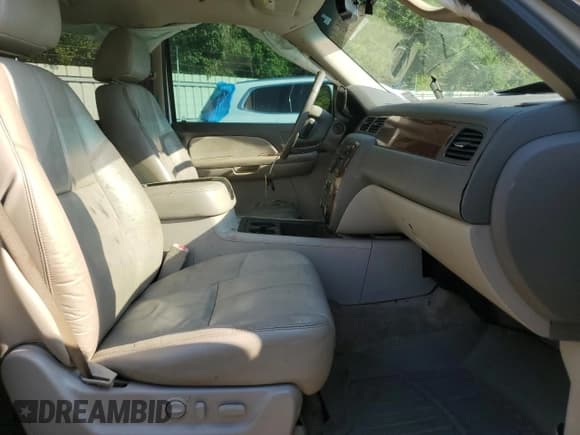 ✅ 2009 Chevrolet Suburban 2LT • VIN: 1GNFC260X9R251418 • Lot: 72032294. Wystawiony na Copart z przebiegiem 356 395 mil. Bezpłatny archiwum sprzedaży aukcyjnych z USA i szczegółowy raport historii pojazdu na DreamBid. Zdjęcie 7.