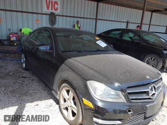 ✅ 2015 Mercedes-Benz C 250 • VIN: WDDGJ4HB7FG363989 • Lot: 42536860. Wystawiony na IAAI z przebiegiem 128 798 mil. Bezpłatny archiwum sprzedaży aukcyjnych z USA i szczegółowy raport historii pojazdu na DreamBid. Zdjęcie 1.