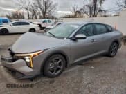 ✅ 2025 Kia K4 LXS • VIN: 3KPFT4DE0SE046422 • Lot: 94164055. Wystawiony na Copart z przebiegiem 23 194 mil. Bezpłatny archiwum sprzedaży aukcyjnych z USA i szczegółowy raport historii pojazdu na DreamBid. Zdjęcie 1.