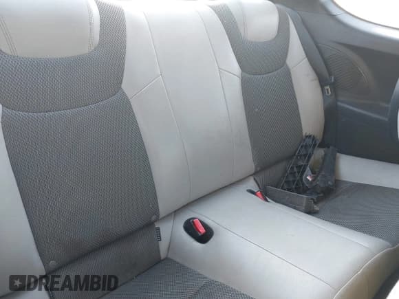 ✅ 2016 Hyundai Genesis Coupe 3.8L Base • VIN: KMHHT6KJ5GU136772 • Lot: 40543019. Wystawiony na IAAI z przebiegiem 93 597 mil. Bezpłatny archiwum sprzedaży aukcyjnych z USA i szczegółowy raport historii pojazdu na DreamBid. Zdjęcie 8.