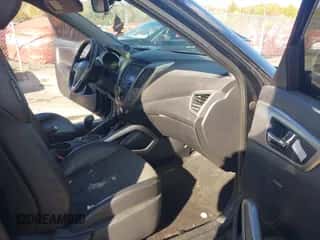 2013 Hyundai Veloster w/Black Int z VIN KMHTC6AD5DU159101, wystawiony jako IAAI lot #43524350 z przebiegiem 178 189 mil mil oraz . Historia ofert i sprzedaży dostępna na DreamBid. Obrazek 5.