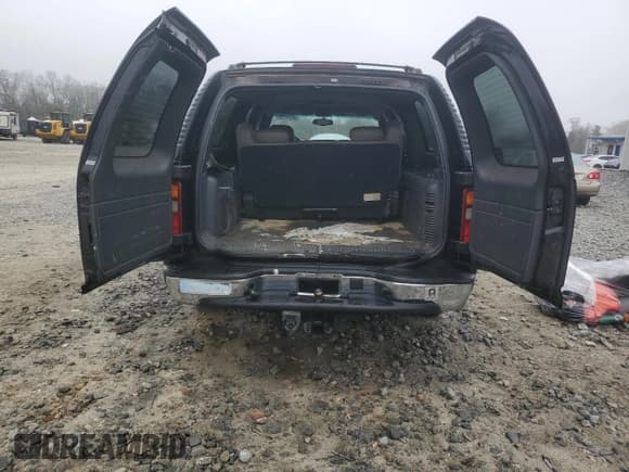 ✅ 2002 Chevrolet Suburban LS • VIN: 3GNEC16Z42G343960 • Lot: 88970245. Wystawiony na Copart z przebiegiem 284 632 mil. Bezpłatny archiwum sprzedaży aukcyjnych z USA i szczegółowy raport historii pojazdu na DreamBid. Zdjęcie 6.