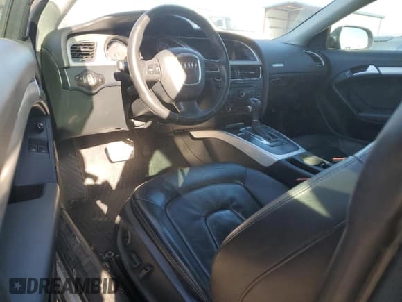 ✅ 2011 Audi A5 Premium Plus • VIN: WAULFAFR0BA075993 • Lot: 89711895. Wystawiony na Copart z przebiegiem Nie podano. Bezpłatny archiwum sprzedaży aukcyjnych z USA i szczegółowy raport historii pojazdu na DreamBid. Zdjęcie 8.