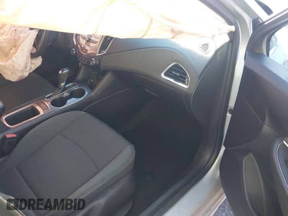 2017 Chevrolet Cruze LT z VIN 1G1BE5SM7H7125046, wystawiony jako IAAI lot #43455182 z przebiegiem 254 156 mil mil oraz . Historia ofert i sprzedaży dostępna na DreamBid. Obrazek 5.