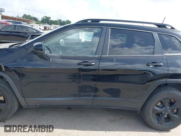 ✅ 2018 Jeep Cherokee Limited • VIN: 1C4PJMDB3JD554478 • Lot: 42442225. Wystawiony na IAAI z przebiegiem 95 267 mil. Bezpłatny archiwum sprzedaży aukcyjnych z USA i szczegółowy raport historii pojazdu na DreamBid. Zdjęcie 14.