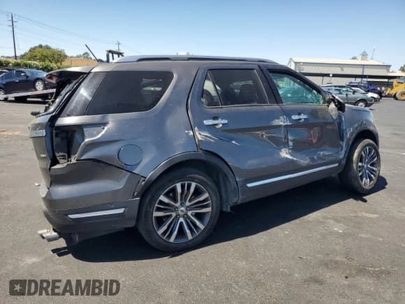 ✅ 2019 Ford Explorer Platinum • VIN: 1FM5K8HT7KGA73398 • Lot: 68919535. Wystawiony na Copart z przebiegiem 61 573 mil. Bezpłatny archiwum sprzedaży aukcyjnych z USA i szczegółowy raport historii pojazdu na DreamBid. Zdjęcie 3.