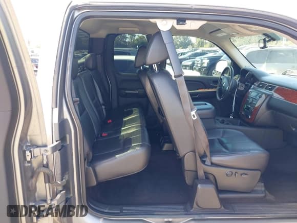 ✅ 2009 Chevrolet Silverado 1500 • VIN: 1GCEC39J69Z174643 • Lot: 42853730. Wystawiony na IAAI z przebiegiem 172 839 mil. Bezpłatny archiwum sprzedaży aukcyjnych z USA i szczegółowy raport historii pojazdu na DreamBid. Zdjęcie 8.