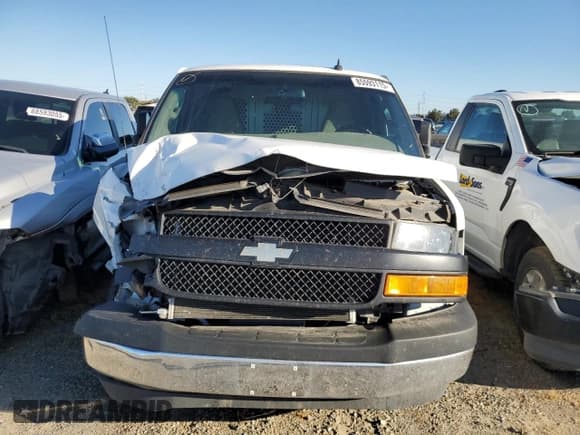 ✅ 2022 Chevrolet Express Cargo • VIN: 1GCWGAFP6N1206960 • Lot: 85593115. Wystawiony na Copart z przebiegiem 57 513 mil. Bezpłatny archiwum sprzedaży aukcyjnych z USA i szczegółowy raport historii pojazdu na DreamBid. Zdjęcie 5.