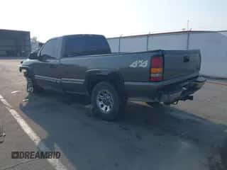 2002 Chevrolet Silverado 1500 LS z VIN 1GCEK14T12E143281, wystawiony jako IAAI lot #43197831 z przebiegiem 241 904 mil mil oraz . Historia ofert i sprzedaży dostępna na DreamBid. Obrazek 3.