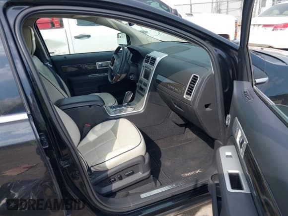 ✅ 2010 Lincoln MKX • VIN: 2LMDJ6JC9ABJ17439 • Lot: 43184669. Wystawiony na IAAI z przebiegiem 179 053 mil. Bezpłatny archiwum sprzedaży aukcyjnych z USA i szczegółowy raport historii pojazdu na DreamBid. Zdjęcie 5.