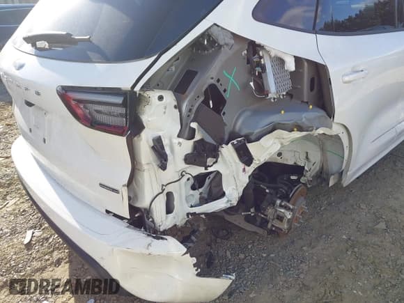 ✅ 2024 Ford Escape ST-Line Select • VIN: 1FMCU9NZ6RUB39581 • Lot: 43423638. Wystawiony na IAAI z przebiegiem 17 196 mil. Bezpłatny archiwum sprzedaży aukcyjnych z USA i szczegółowy raport historii pojazdu na DreamBid. Zdjęcie 6.