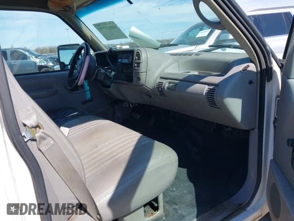 ✅ 1996 GMC Sierra 1500 • VIN: 1GTGC33R4TF018147 • Lot: 41612770. Wystawiony na IAAI z przebiegiem 106 443 mil. Bezpłatny archiwum sprzedaży aukcyjnych z USA i szczegółowy raport historii pojazdu na DreamBid. Zdjęcie 5.