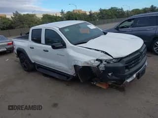 ✅ 2023 Chevrolet Colorado 4WD Trail Boss • VIN: 1GCPTEEK4P1160335 • Лот: 43246490. Опубликован ранее на IAAI с пробегом 30 335 миль. Бесплатный доступ к архиву аукционных продаж из США и подробный отчёт об истории автомобиля на DreamBid. Изображение 1.