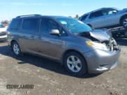 ✅ 2015 Toyota Sienna LE • VIN: 5TDKK3DC9FS685243 • Lot: 43544206. Wystawiony na IAAI z przebiegiem 263 121 mil. Bezpłatny archiwum sprzedaży aukcyjnych z USA i szczegółowy raport historii pojazdu na DreamBid. Zdjęcie 1.