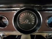 ✅ 1965 Ford Mustang • VIN: 5F07C743299 • Lot: 71421815. Wystawiony na Copart z przebiegiem 35 904 mil. Bezpłatny archiwum sprzedaży aukcyjnych z USA i szczegółowy raport historii pojazdu na DreamBid. Zdjęcie 9.