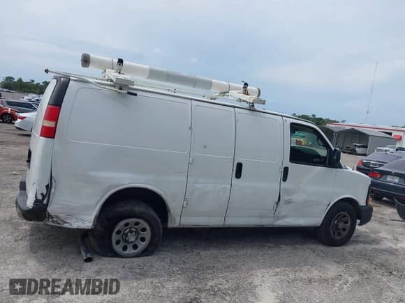✅ 2014 Chevrolet Express Cargo • VIN: 1GCSGAFX7E1182411 • Lot: 43142948. Wystawiony na IAAI z przebiegiem 248 561 mil. Bezpłatny archiwum sprzedaży aukcyjnych z USA i szczegółowy raport historii pojazdu na DreamBid. Zdjęcie 13.