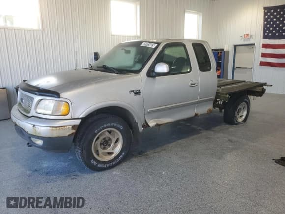 ✅ 1999 Ford F-150 XL • VIN: 2FTRX18L0XCB09603 • Lot: 85913455. Wystawiony na Copart z przebiegiem Nie podano. Bezpłatny archiwum sprzedaży aukcyjnych z USA i szczegółowy raport historii pojazdu na DreamBid. Zdjęcie 1.
