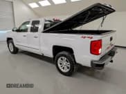 ✅ 2018 Chevrolet Silverado 1500 LTZ • VIN: 1GCVKSEC4JZ317386 • Lot: 93752595. Wystawiony na Copart z przebiegiem 58 004 mil. Bezpłatny archiwum sprzedaży aukcyjnych z USA i szczegółowy raport historii pojazdu na DreamBid. Zdjęcie 2.