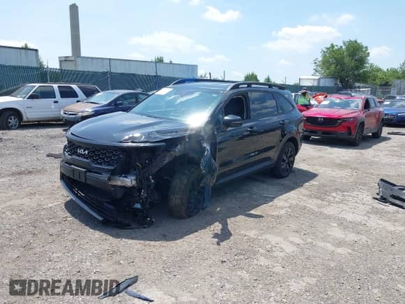 2022 Kia Sorento X-Line S z VIN 5XYRLDLC9NG149780, wystawiony jako IAAI lot #42567100 z przebiegiem 62 097 mil mil oraz . Historia ofert i sprzedaży dostępna na DreamBid. Obrazek 2.