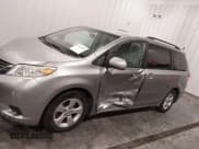 ✅ 2013 Toyota Sienna LE • VIN: 5TDKK3DC8DS388008 • Lot: 43429926. Wystawiony na IAAI z przebiegiem 78 682 mil. Bezpłatny archiwum sprzedaży aukcyjnych z USA i szczegółowy raport historii pojazdu na DreamBid. Zdjęcie 14.