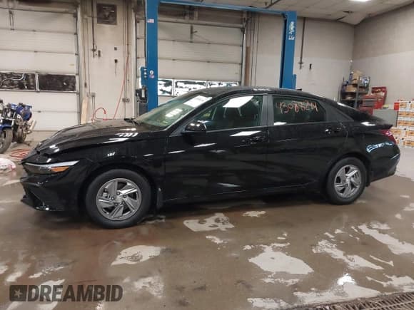 ✅ 2025 Hyundai Elantra SE • VIN: KMHLL4DG0SU945637 • Лот: 43088244. Опубликован ранее на IAAI с пробегом 11 766 миль. Бесплатный доступ к архиву аукционных продаж из США и подробный отчёт об истории автомобиля на DreamBid. Изображение 14.