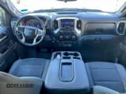 ✅ 2019 Chevrolet Silverado 1500 LT Trail Boss • VIN: 1GCPYFED4KZ408196 • Lot: 95799425. Wystawiony na Copart z przebiegiem 140 512 mil. Bezpłatny archiwum sprzedaży aukcyjnych z USA i szczegółowy raport historii pojazdu na DreamBid. Zdjęcie 9.