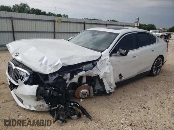 ✅ 2024 BMW 5 Series 530i • VIN: WBA43FJ03RCR91147 • Лот: 61890014. Опубликован ранее на Copart с пробегом Не указан. Бесплатный доступ к архиву аукционных продаж из США и подробный отчёт об истории автомобиля на DreamBid. Изображение 1.