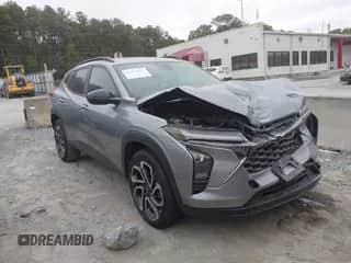 2025 Chevrolet Trax 2RS с VIN KL77LJEP0SC015498, выставлен на аукционе IAAI как лот 43372161 с пробегом 11 830 миль миль и . История ставок и продаж доступна на DreamBid. Изображение 1.