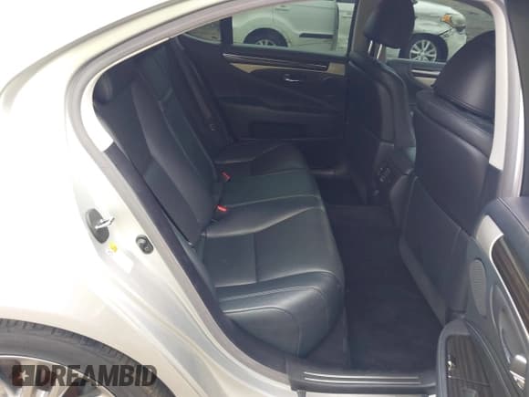 ✅ 2016 Lexus LS 460 • VIN: JTHBL5EF4G5141644 • Lot: 42423190. Listed on IAAI with 96,332 mi. Free auction sales archive from the USA and detailed vehicle history report at DreamBid. Image 8.