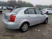 2009 Hyundai Accent Auto GLS z VIN KMHCN46C89U346936, wystawiony jako Copart lot #77882294 z przebiegiem 118 058 mil mil oraz Czysty tytuł • Clean title. Historia ofert i sprzedaży dostępna na DreamBid. Obrazek 3.