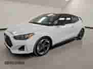 2020 Hyundai Veloster Turbo Ultimate z VIN KMHTH6AB5LU030287, wystawiony jako Copart lot #61977815 z przebiegiem 84 088 mil mil oraz Czysty tytuł • Clean title. Historia ofert i sprzedaży dostępna na DreamBid. Obrazek 1.