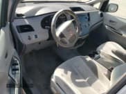 ✅ 2012 Toyota Sienna LE • VIN: 5TDKK3DC1CS276911 • Lot: 89585945. Wystawiony na Copart z przebiegiem 209 475 mil. Bezpłatny archiwum sprzedaży aukcyjnych z USA i szczegółowy raport historii pojazdu na DreamBid. Zdjęcie 8.