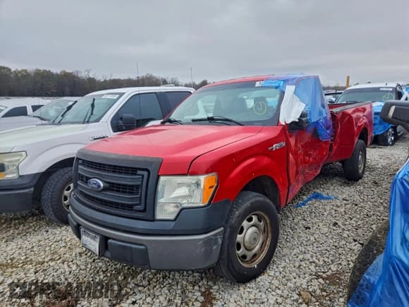 ✅ 2013 Ford F-150 XL • VIN: 1FTMF1CM4DKE64617 • Lot: 92888645. Wystawiony na Copart z przebiegiem Nie podano. Bezpłatny archiwum sprzedaży aukcyjnych z USA i szczegółowy raport historii pojazdu na DreamBid. Zdjęcie 1.