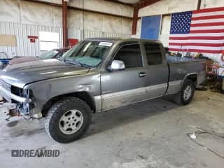 2000 Chevrolet Silverado 1500 LS z VIN 2GCEK19T6Y1179244, wystawiony jako Copart lot #54446474 z przebiegiem 199 428 mil mil oraz Czysty tytuł • Clean title. Historia ofert i sprzedaży dostępna na DreamBid. Obrazek 1.