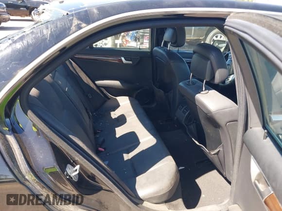 ✅ 2013 Mercedes-Benz C 250 Sport • VIN: WDDGF4HB5DA862291 • Lot: 42019950. Wystawiony na IAAI z przebiegiem Nie podano. Bezpłatny archiwum sprzedaży aukcyjnych z USA i szczegółowy raport historii pojazdu na DreamBid. Zdjęcie 8.