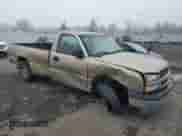 2004 Chevrolet Silverado 1500 LS z VIN 1GCEC14T74E115825, wystawiony jako Copart lot #88708185 z przebiegiem Nie podano mil oraz Szkoda całkowita • Salvage title. Historia ofert i sprzedaży dostępna na DreamBid. Obrazek 4.