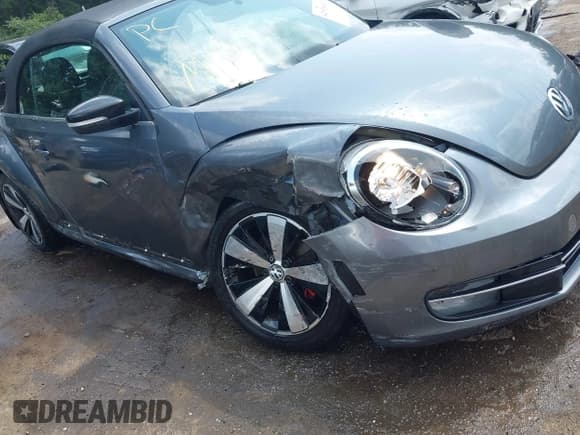 ✅ 2013 Volkswagen Beetle • VIN: 3VW8A7AT8DM802832 • Lot: 42933602. Wystawiony na IAAI z przebiegiem 46 681 mil. Bezpłatny archiwum sprzedaży aukcyjnych z USA i szczegółowy raport historii pojazdu na DreamBid. Zdjęcie 6.