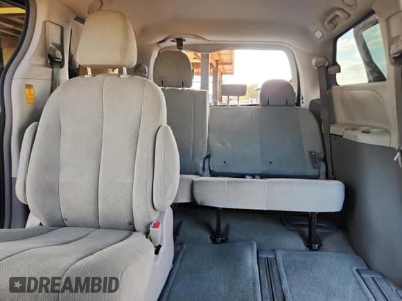 ✅ 2014 Toyota Sienna L • VIN: 5TDZK3DC3ES521452 • Lot: 85360795. Wystawiony na Copart z przebiegiem Nie podano. Bezpłatny archiwum sprzedaży aukcyjnych z USA i szczegółowy raport historii pojazdu na DreamBid. Zdjęcie 10.