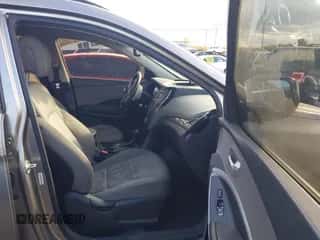 2015 Hyundai Santa Fe z VIN 5XYZUDLB9FG238562, wystawiony jako IAAI lot #43477411 z przebiegiem 162 507 mil mil oraz . Historia ofert i sprzedaży dostępna na DreamBid. Obrazek 5.