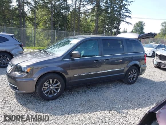 ✅ 2016 Chrysler Town & Country S • VIN: 2C4RC1HG0GR138532 • Lot: 42164215. Listed on IAAI with 55,486 mi. Free auction sales archive from the USA and detailed vehicle history report at DreamBid. Image 14.