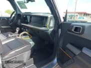 ✅ 2023 Ford Bronco • VIN: 1FMEE5DHXPLB80726 • Lot: 42054200. Wystawiony na IAAI z przebiegiem 12 921 mil. Bezpłatny archiwum sprzedaży aukcyjnych z USA i szczegółowy raport historii pojazdu na DreamBid. Zdjęcie 5.