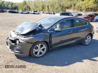 2018 Chevrolet Cruze Premier z VIN 3G1BF6SM9JS517956, wystawiony jako Copart lot #81904215 z przebiegiem 65 409 mil mil oraz Szkoda całkowita • Salvage title. Historia ofert i sprzedaży dostępna na DreamBid. Obrazek 1.