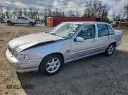✅ 1998 Volvo S70 • VIN: YV1LS5587W1489643 • Лот: 92950075. Опубликован ранее на Copart с пробегом Не указан. Бесплатный доступ к архиву аукционных продаж из США и подробный отчёт об истории автомобиля на DreamBid. Изображение 1.