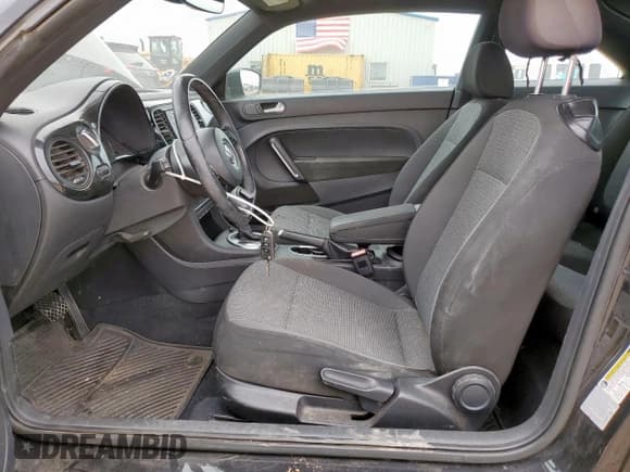 ✅ 2017 Volkswagen Beetle Fleet • VIN: 3VWF17AT7HM614784 • Lot: 84355575. Wystawiony na Copart z przebiegiem 127 565 mil. Bezpłatny archiwum sprzedaży aukcyjnych z USA i szczegółowy raport historii pojazdu na DreamBid. Zdjęcie 7.