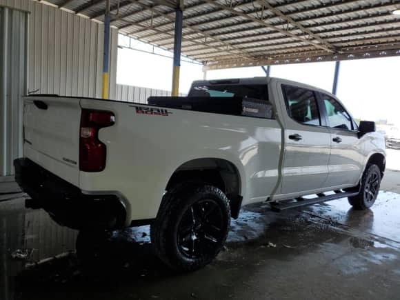 2022 Chevrolet Silverado 1500 Custom Trail Boss with VIN 3GCPDCED1NG644402, listed as a Copart auction lot 50688175 with 103,297 mi miles and Clean title. Bid and sale history available at DreamBid. Image 3.
