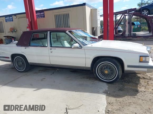 ✅ 1988 Cadillac DeVille • VIN: 1G6CD5154J4297778 • Lot: 41611765. Wystawiony na IAAI z przebiegiem 92 434 mil. Bezpłatny archiwum sprzedaży aukcyjnych z USA i szczegółowy raport historii pojazdu na DreamBid. Zdjęcie 13.