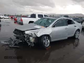 2012 Chevrolet Malibu 2LT z VIN 1G1ZD5EU9CF232515, wystawiony jako IAAI lot #43316702 z przebiegiem 251 197 mil mil oraz . Historia ofert i sprzedaży dostępna na DreamBid. Obrazek 2.